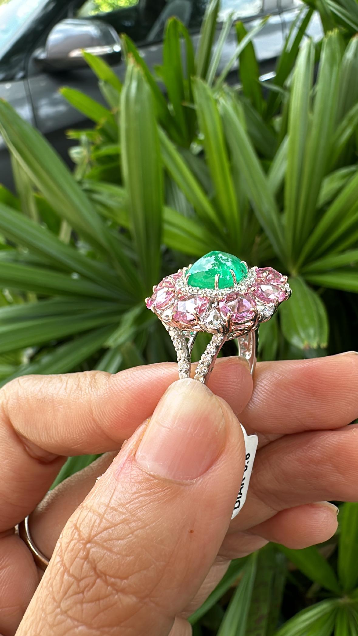 Kolumbianischer Cocktailring mit Smaragd im Zuckerhut-Schliff, rosa Saphiren und Diamanten im Rosenschliff für Damen oder Herren im Angebot