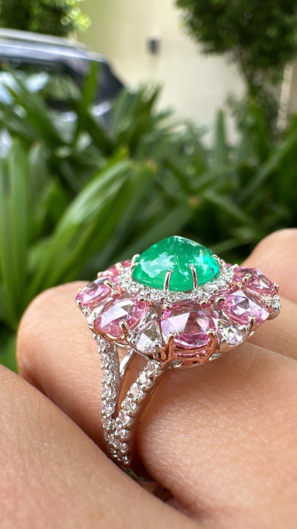Kolumbianischer Cocktailring mit Smaragd im Zuckerhut-Schliff, rosa Saphiren und Diamanten im Rosenschliff im Angebot 1