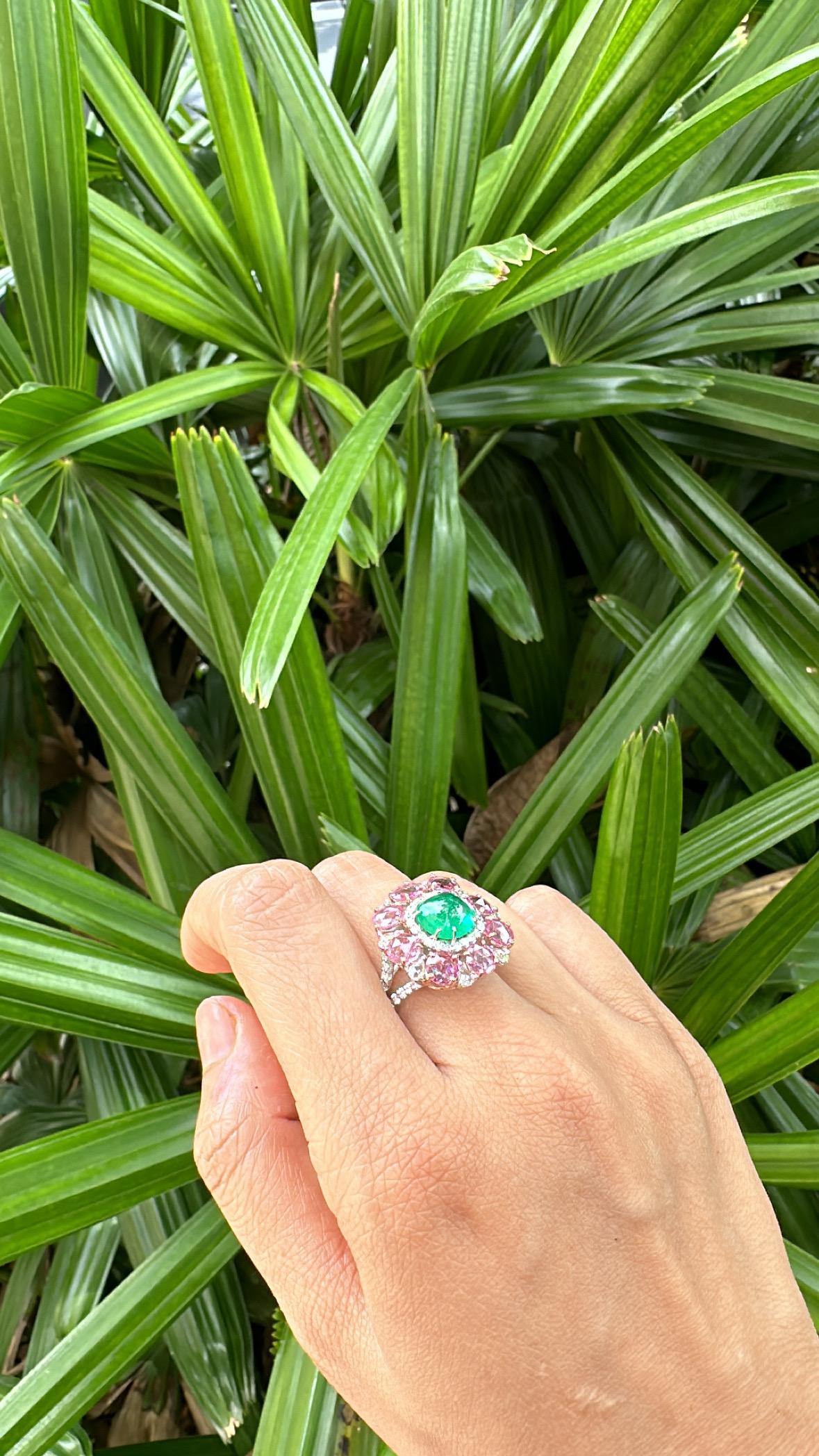 Kolumbianischer Cocktailring mit Smaragd im Zuckerhut-Schliff, rosa Saphiren und Diamanten im Rosenschliff im Angebot 2