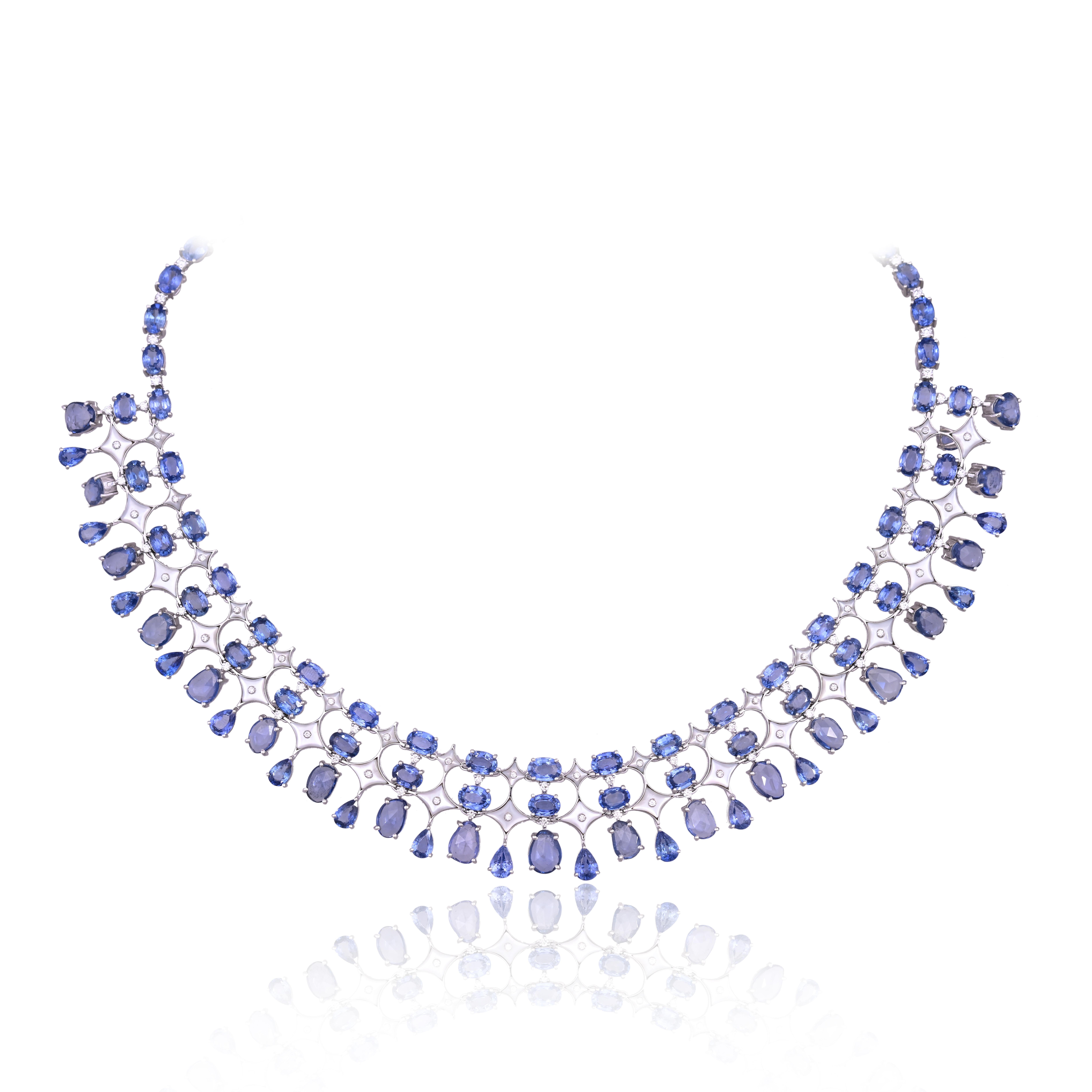 Un collar y unos pendientes de zafiros azules y nácar de estilo moderno, preciosos y hermosos, engastados en oro blanco de 18 quilates y diamantes naturales. El peso de los zafiros azules es de 70.19 quilates. Los zafiros azules son de origen