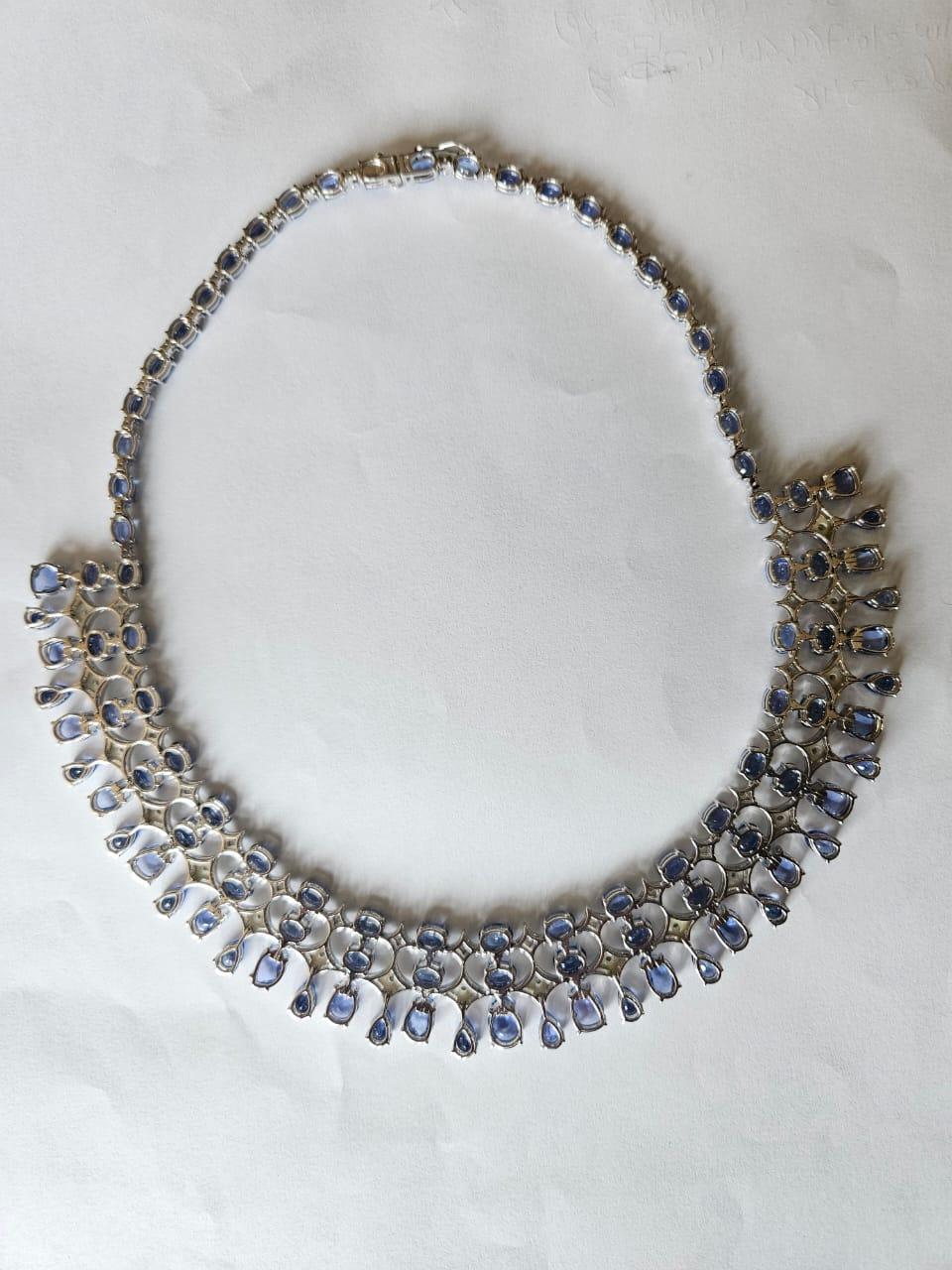 Collar y Pendientes Engastados en Oro de 18k, Zafiros Azules, Nácar y Diamantes en venta 4