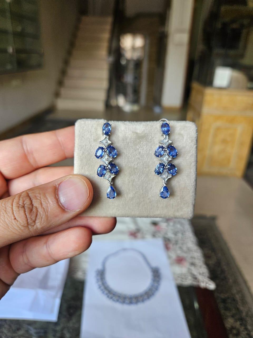 Collar y Pendientes Engastados en Oro de 18k, Zafiros Azules, Nácar y Diamantes en venta 1
