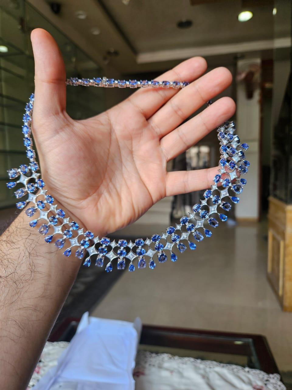 Femenino o masculino Collar y Pendientes Engastados en Oro de 18k, Zafiros Azules, Nácar y Diamantes en venta