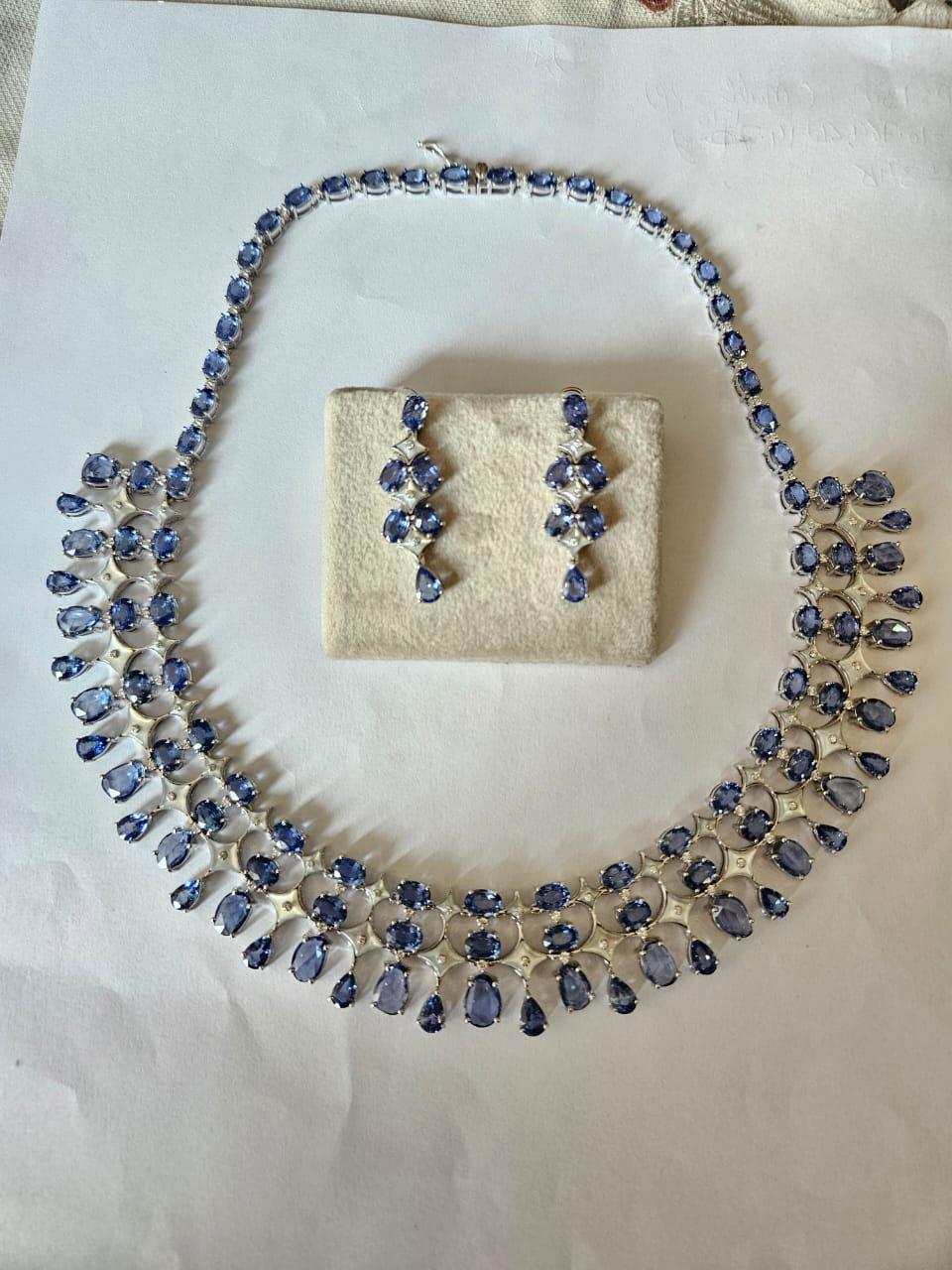 Collar y Pendientes Engastados en Oro de 18k, Zafiros Azules, Nácar y Diamantes en venta 2