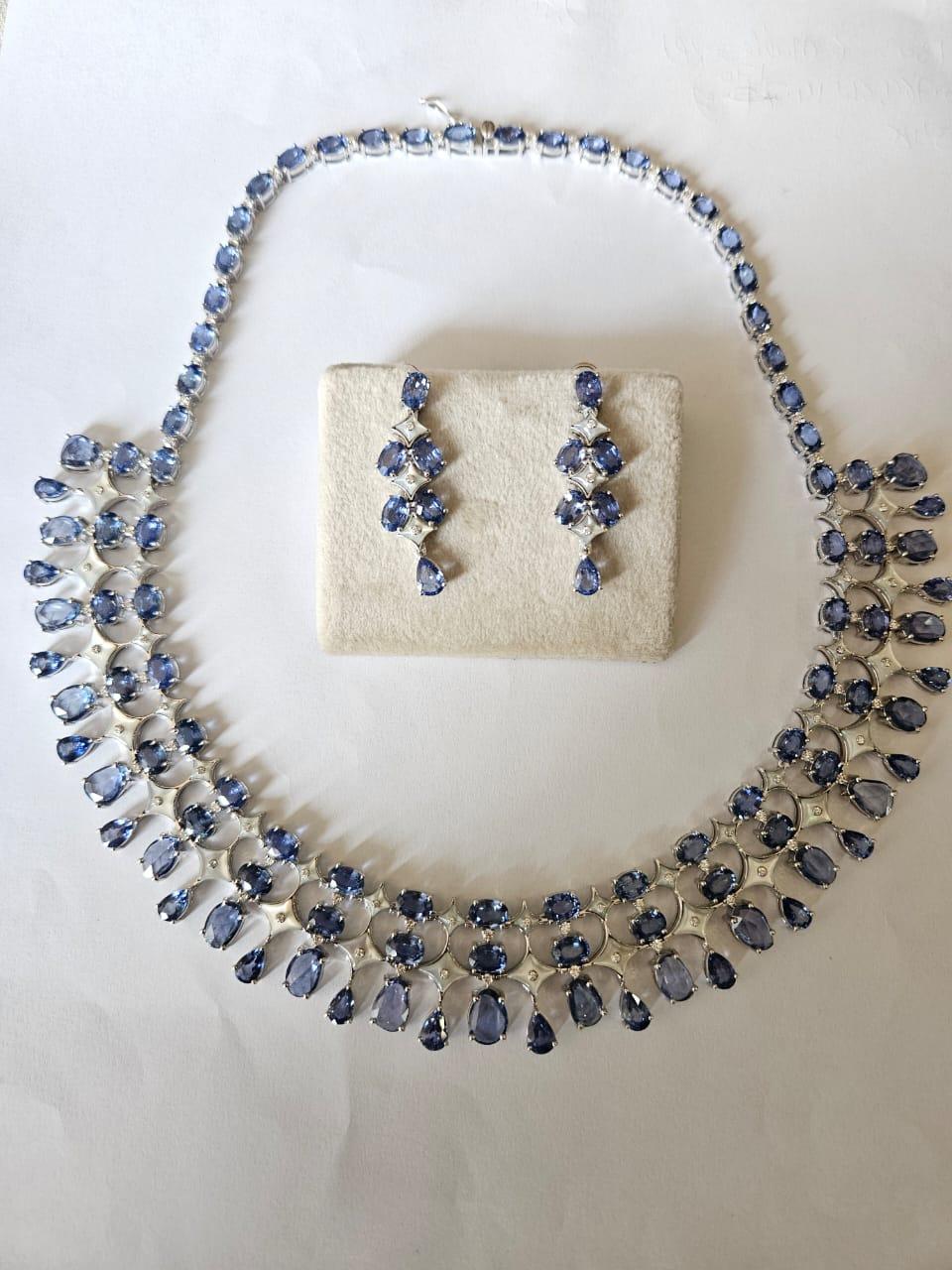 Collar y Pendientes Engastados en Oro de 18k, Zafiros Azules, Nácar y Diamantes en venta 3