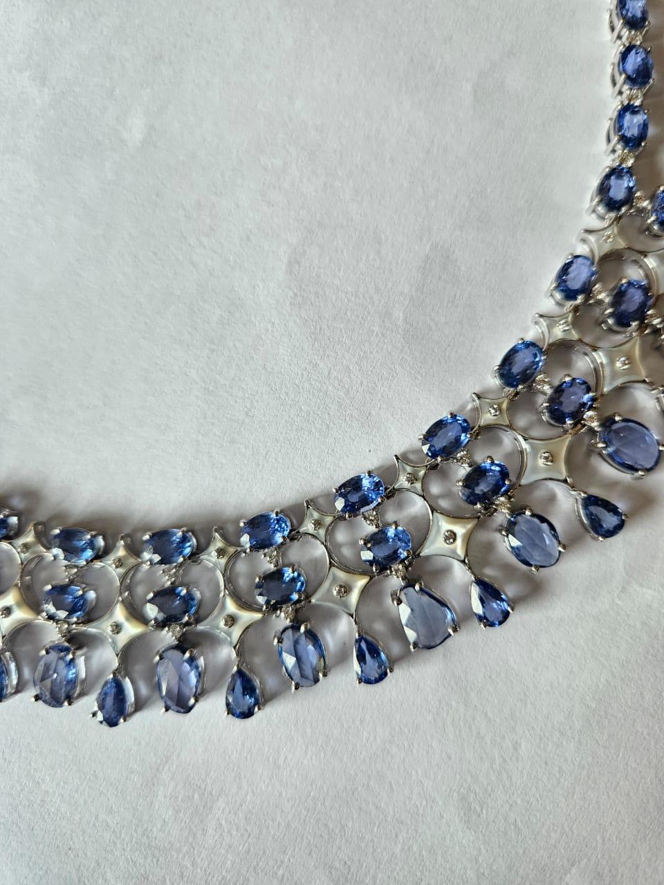 Collar y Pendientes Engastados en Oro de 18k, Zafiros Azules, Nácar y Diamantes en venta 5