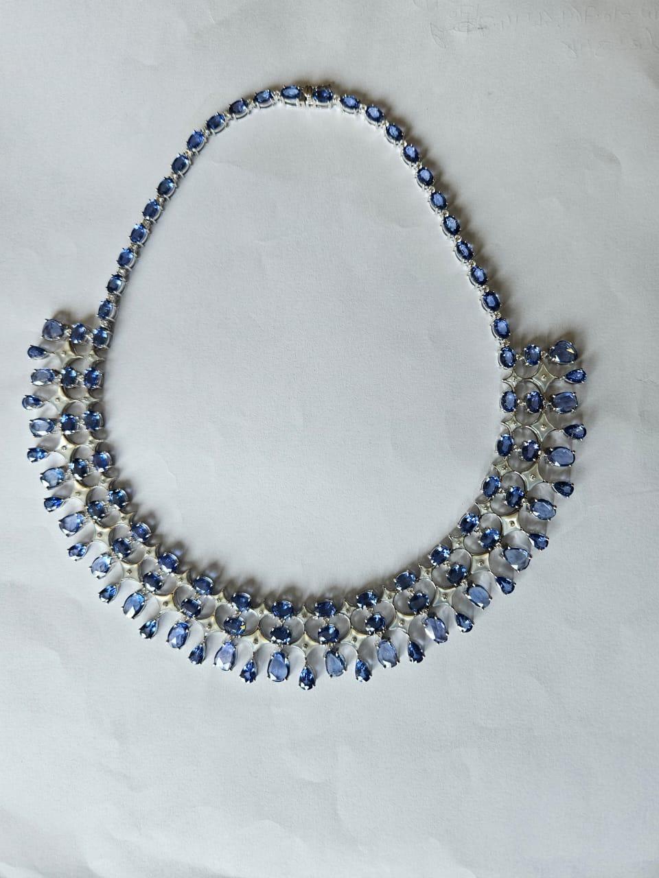 Collar y Pendientes Engastados en Oro de 18k, Zafiros Azules, Nácar y Diamantes en venta 7