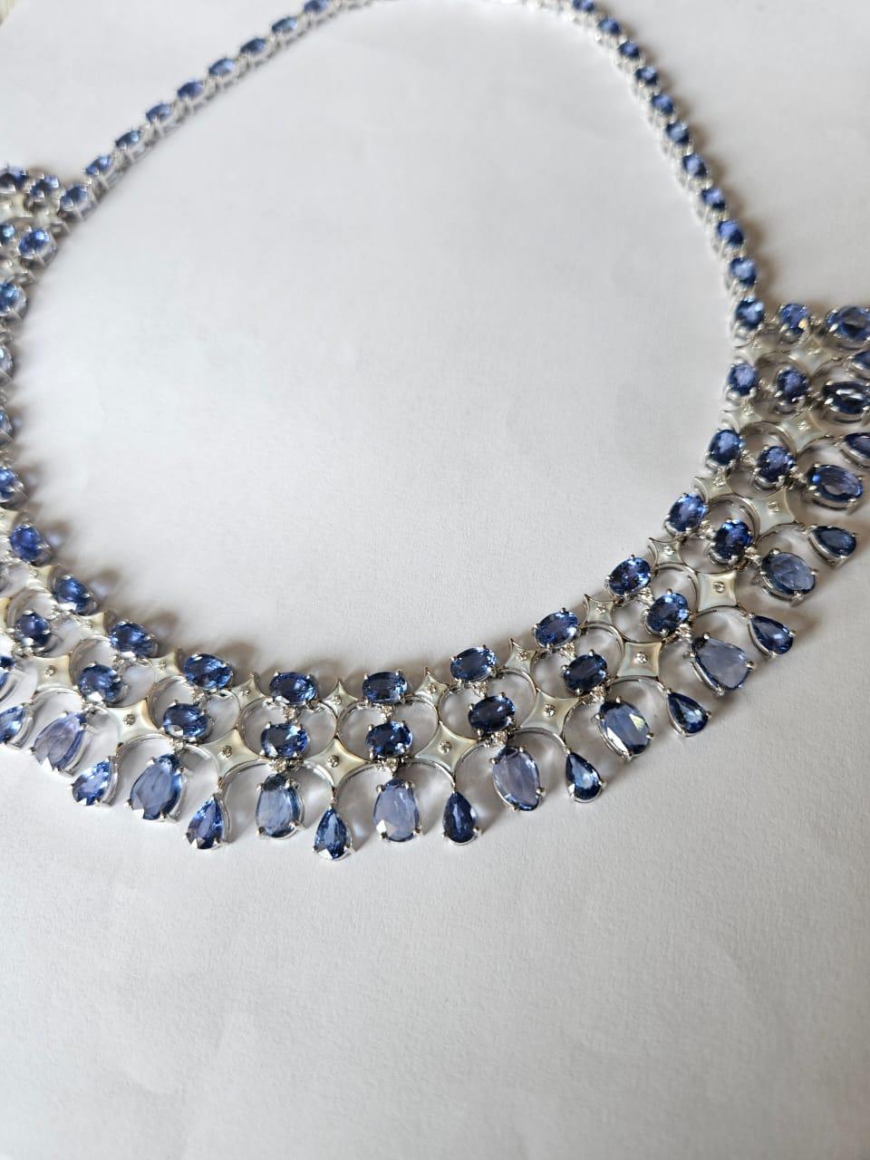 Collar y Pendientes Engastados en Oro de 18k, Zafiros Azules, Nácar y Diamantes en venta 6