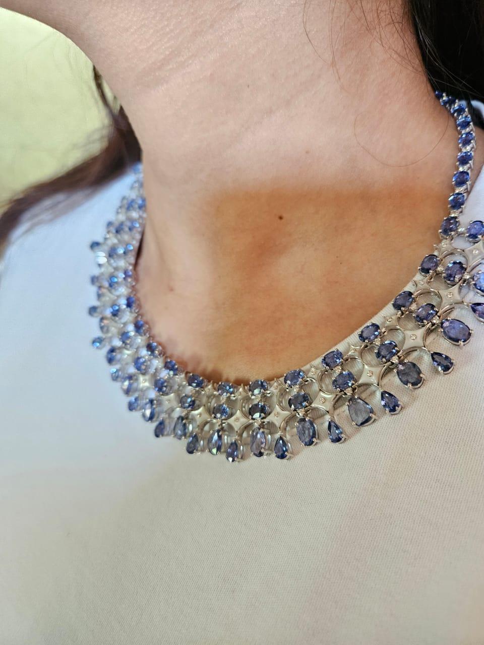 Collar y Pendientes Engastados en Oro de 18k, Zafiros Azules, Nácar y Diamantes en venta 10