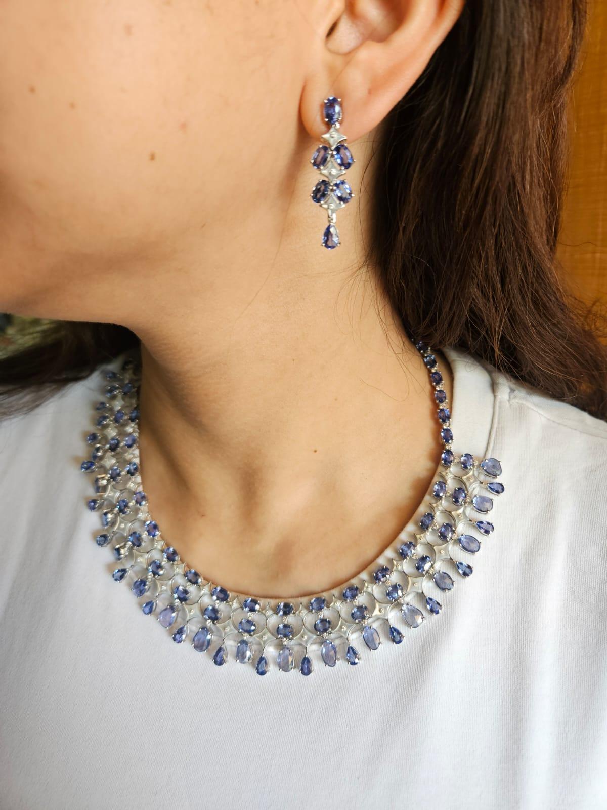 Collar y Pendientes Engastados en Oro de 18k, Zafiros Azules, Nácar y Diamantes en venta 11