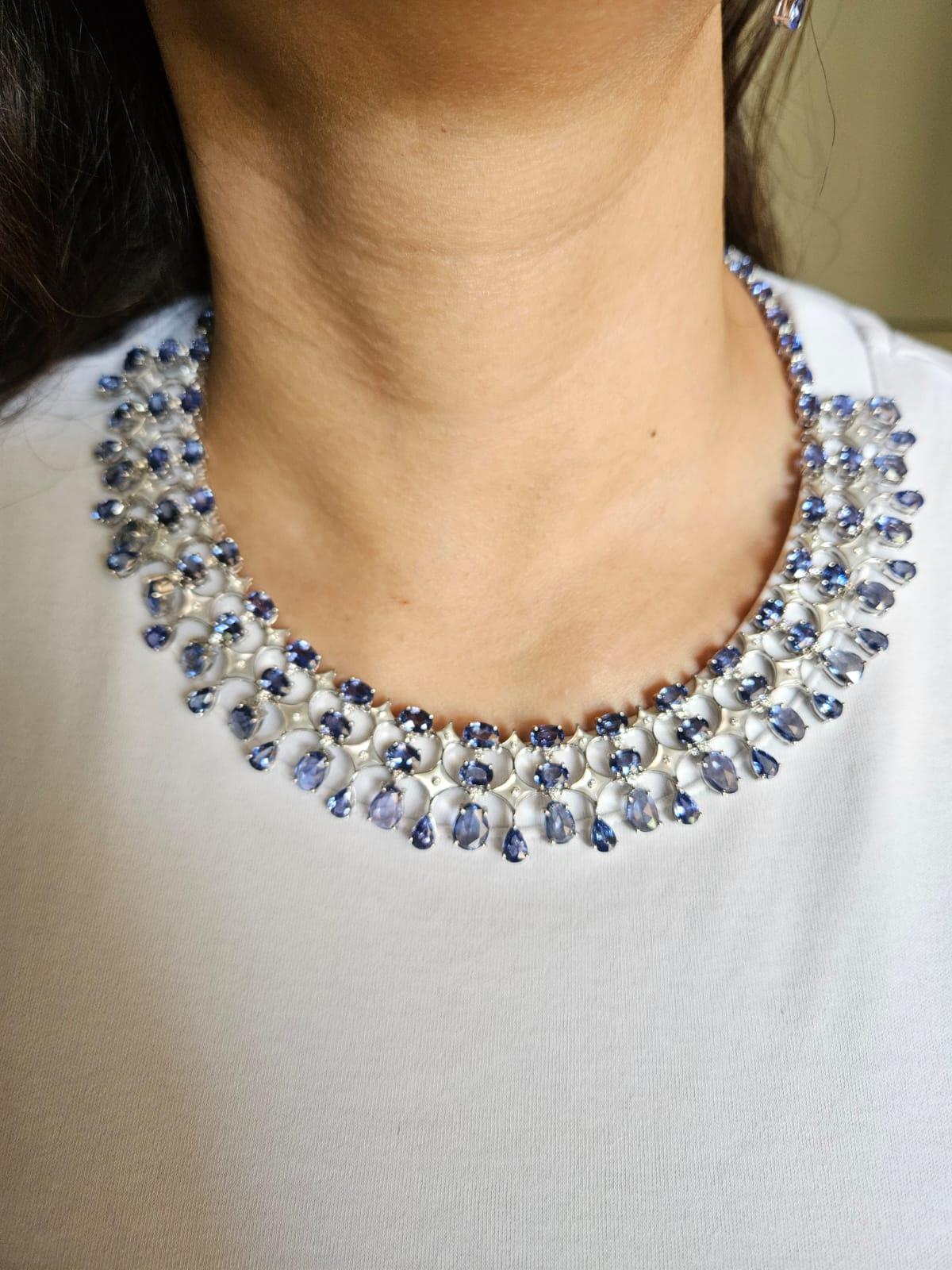 Collar y Pendientes Engastados en Oro de 18k, Zafiros Azules, Nácar y Diamantes en venta 9