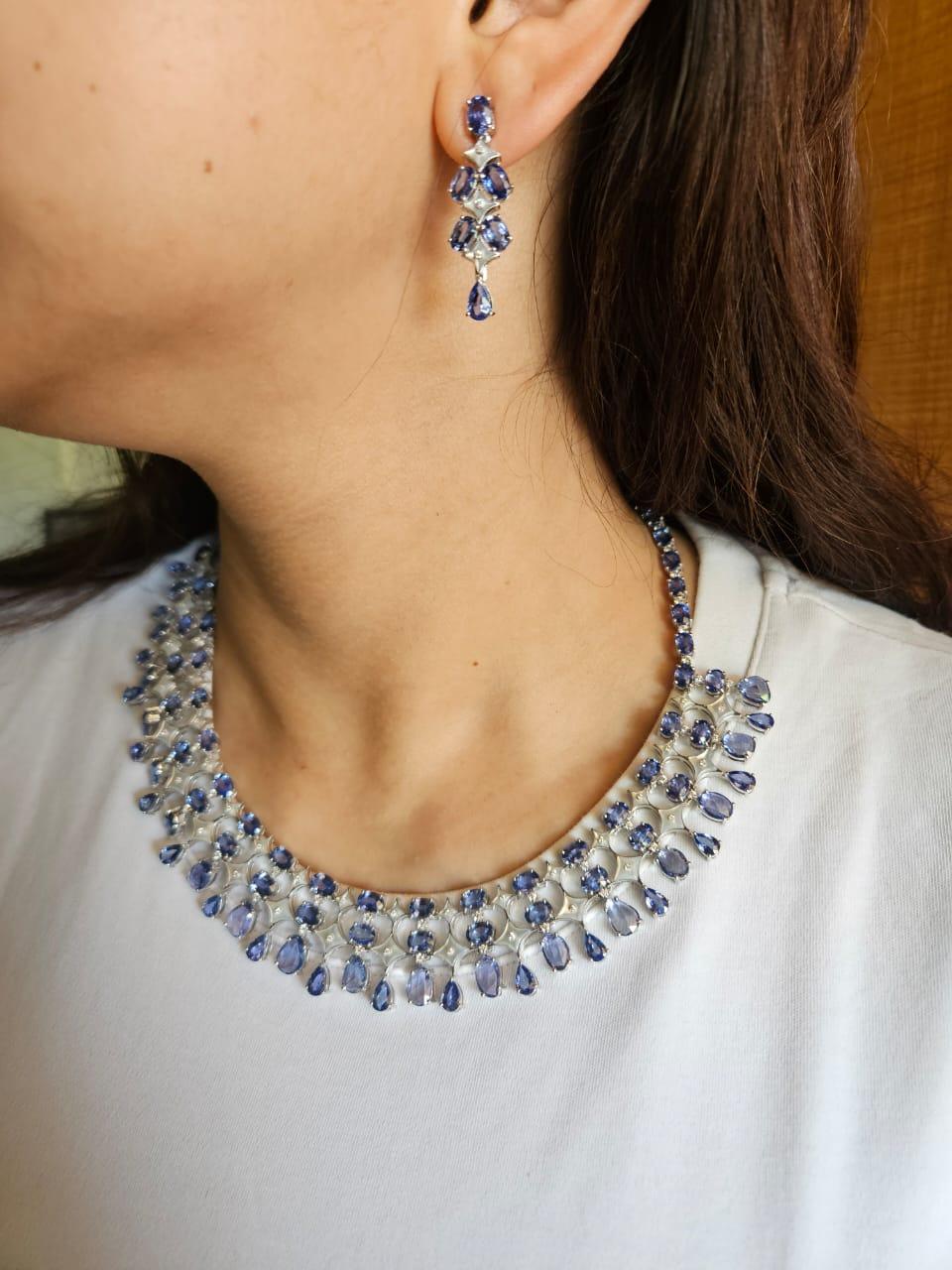Collar y Pendientes Engastados en Oro de 18k, Zafiros Azules, Nácar y Diamantes en venta 12