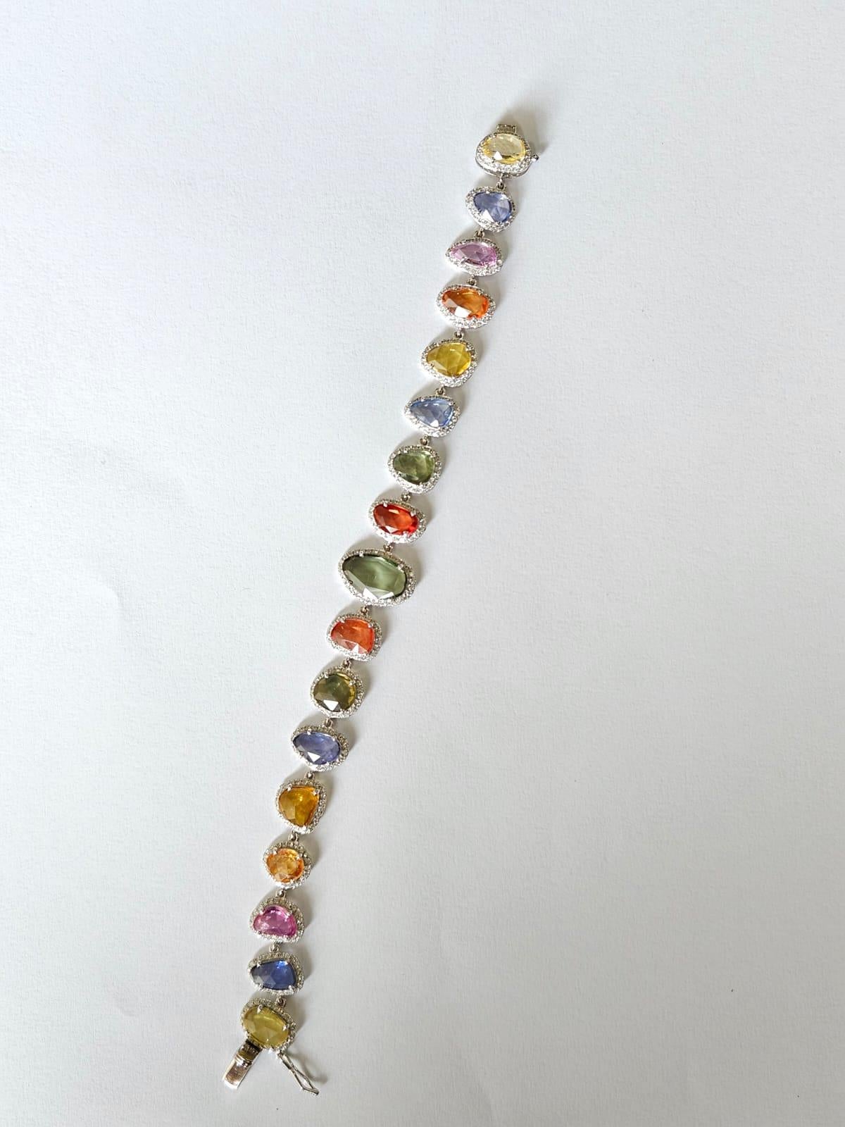 Pulsera moderna engastada en oro de 18 quilates, multizafiro de Ceilán talla rosa y diamantes en venta 4