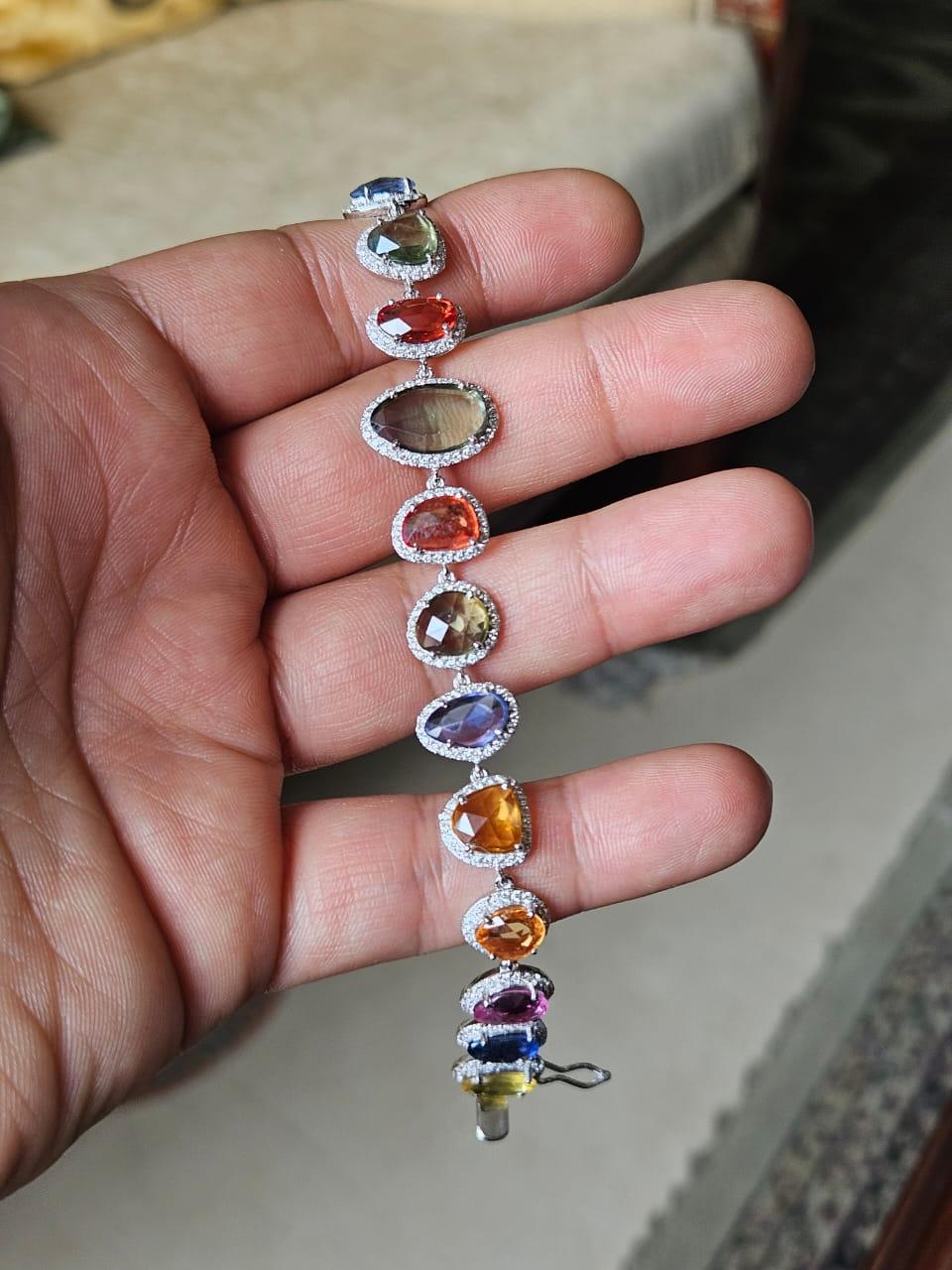 Femenino o masculino Pulsera moderna engastada en oro de 18 quilates, multizafiro de Ceilán talla rosa y diamantes en venta
