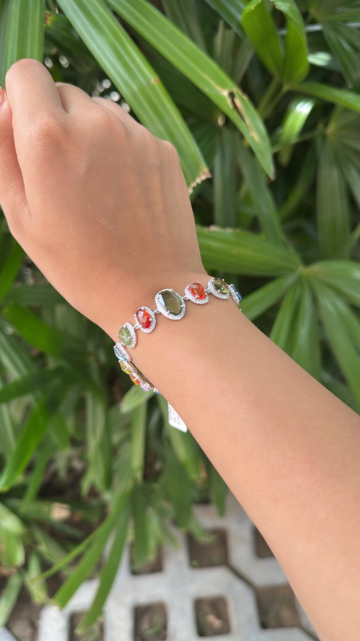 Pulsera moderna engastada en oro de 18 quilates, multizafiro de Ceilán talla rosa y diamantes Moderno en venta