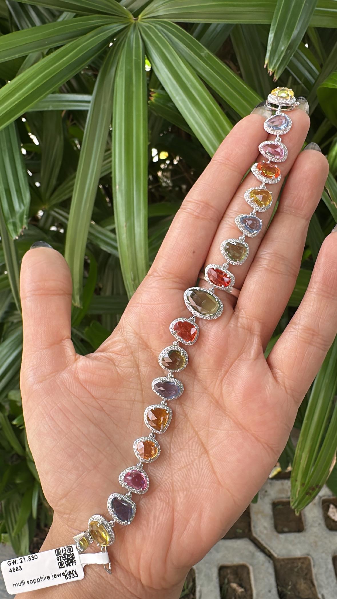 Una pulsera moderna de zafiros múltiples, muy hermosa y bella, engastada en oro blanco de 18 quilates y diamantes naturales. El peso de los Zafiros Múltiples es de 18.93 quilates. Los zafiros múltiples talla rosa son de origen ceilanés (Sri Lanka).