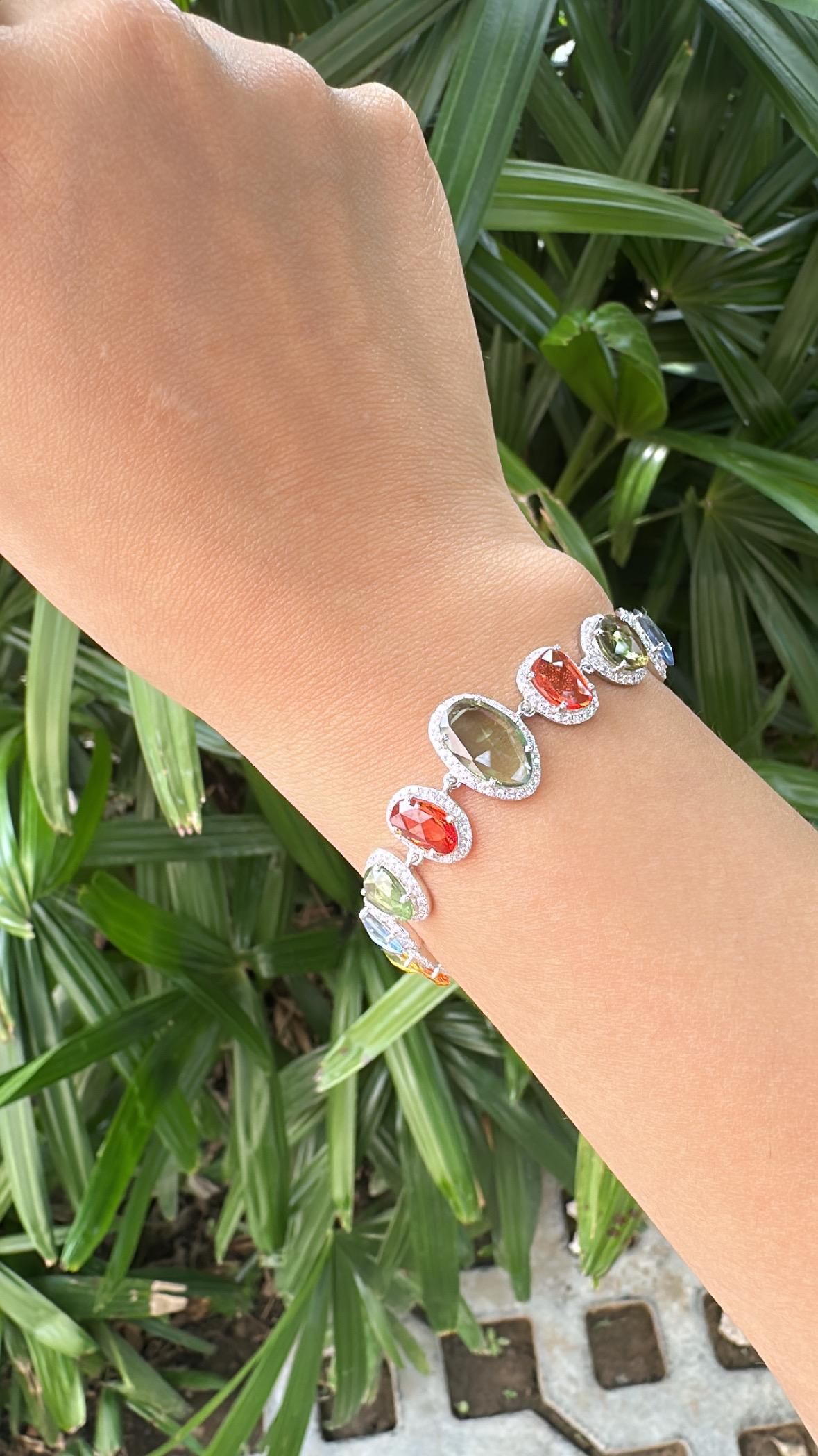 Pulsera moderna engastada en oro de 18 quilates, multizafiro de Ceilán talla rosa y diamantes en Nuevo estado para la venta en Hong Kong, HK