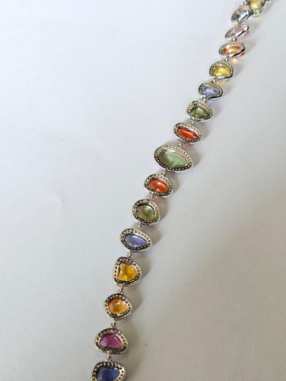 Pulsera moderna engastada en oro de 18 quilates, multizafiro de Ceilán talla rosa y diamantes en venta 2