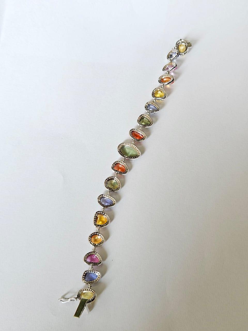 Pulsera moderna engastada en oro de 18 quilates, multizafiro de Ceilán talla rosa y diamantes en venta 1