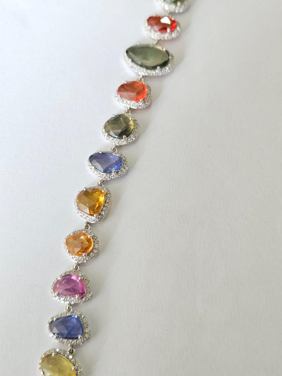 Pulsera moderna engastada en oro de 18 quilates, multizafiro de Ceilán talla rosa y diamantes en venta 3