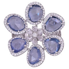 Anello da cocktail con zaffiri blu e diamanti, 4,92 carati, incastonati in oro 18 carati.