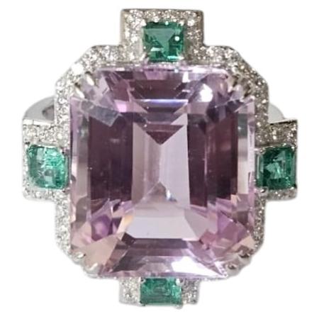 Bague de fiançailles en or blanc 18 carats, sertie de 15,83 carats de kunzite, d'émeraudes et de diamants