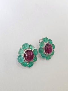 Pendientes de botón con turmalina, esmeralda en cabujón y diamantes, engastados en oro blanco de 18 quilates