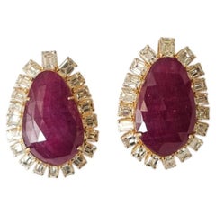 Pendientes de botón con rubí de Mozambique facetado y diamantes amarillos, engastados en oro amarillo de 18 quilates