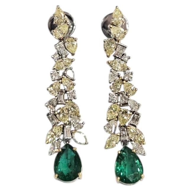 Pendientes tipo candelabro con montura de oro de 18 quilates, esmeralda natural de Zambia y diamantes amarillos en venta