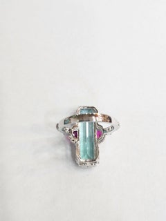 Verlobungsring aus 18-karätigem Gold mit einem nigerianischen Smaragd, einem Rubinen aus Mosambik und Diamanten