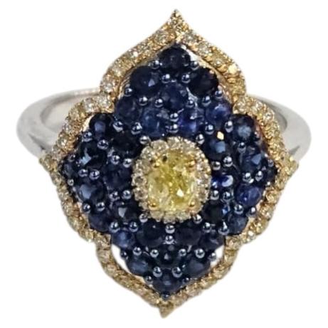 Anello da cocktail di fidanzamento in oro bianco 18 carati, con zaffiro blu e diamanti gialli in vendita