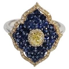 Anello da cocktail di fidanzamento in oro bianco 18 carati, con zaffiro blu e diamanti gialli