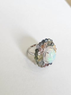 Bague de cocktail en or 18 carats, sertie d'une opale d'Éthiopie, de plusieurs saphirs en forme de briolette et de diamants