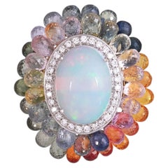 Bague de cocktail en or 18 carats, sertie d'une opale d'Éthiopie, de plusieurs saphirs en forme de briolette et de diamants