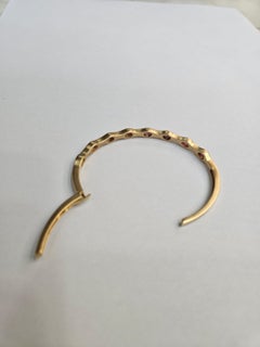 Bracelet manchette moderne en or jaune mat 18 carats, orné d'un rubis naturel du Mozambique