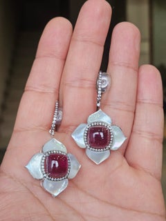 Boucles d'oreilles pendantes en or 18 carats, avec cabochon en rubellite « Sugarloaf », nacre et diamants