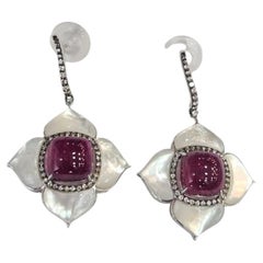 Boucles d'oreilles pendantes en or 18 carats, avec cabochon en rubellite « Sugarloaf », nacre et diamants
