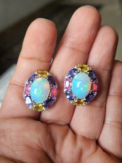 Ohrstecker aus 18 Karat Weißgold mit äthiopischem Opal, verschiedenen Saphiren, Tansanit und Diamanten