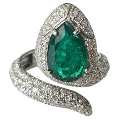 Set in 18K Gold, 2.86 carats, natural Zambian Emerald & Diamond Engagement Ring