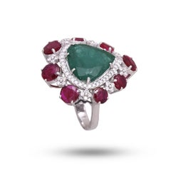 Anillo de cóctel con montura de oro de 18 quilates, esmeralda de Zambia, rubí de Mozambique y diamantes