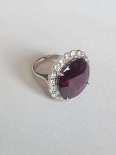 Anillo de compromiso tipo «cocktail» con rubelita de 28,80 quilates y diamantes, engastado en oro blanco de 18 quilates