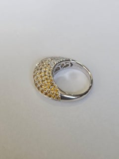 Anello da cocktail moderno a cupola in oro bianco 18 carati, con zaffiro giallo e diamanti
