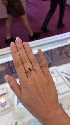 Anello di fidanzamento con topazio imperiale e diamanti, incastonato in platino 900, 3,18 carati