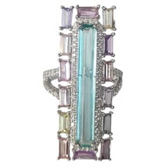 Anillo de cóctel con montura de oro blanco de 18 quilates, esmeralda nigeriana, zafiros de distintos colores y diamantes