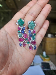Boucles d'oreilles pendantes en or 18 carats, ornées d'une émeraude taillée, d'un saphir bleu, d'un rubis et de diamants