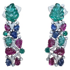 Boucles d'oreilles pendantes en or 18 carats, ornées d'une émeraude taillée, d'un saphir bleu, d'un rubis et de diamants