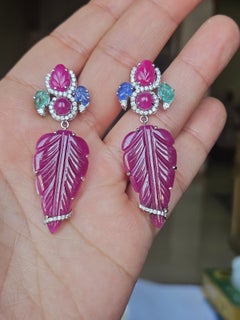 Boucles d'oreilles pendantes en or 18 carats, réalisées à la main, ornées de saphir bleu, d'émeraude, de rubis et de diamants