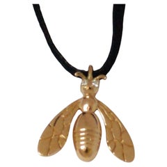 18 Karat Gelbgold Bienenanhänger-Halskette mit Diamanten