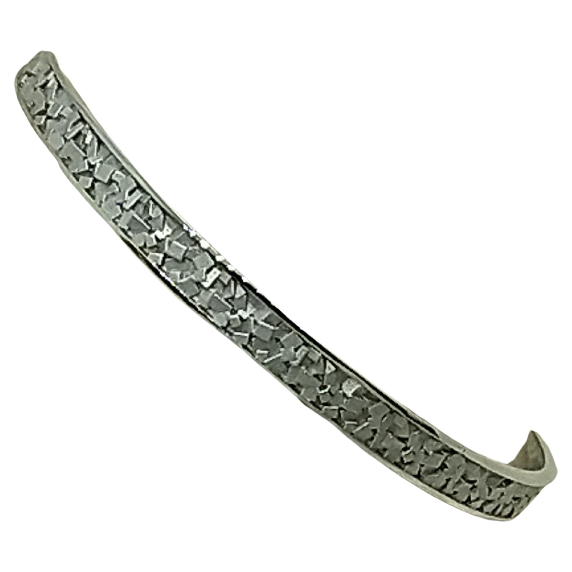 18 Karat Weißgold Rechteckiger Armreif Armreif, Tiffany-Designer Thomas Kurilla verwendete zierliche Rechtecke für die Gestaltung dieses einfachen Armreifs. Dieser Armreif hat  matte Rechtecke, die zu einer Textur verstreut und im Kontrast