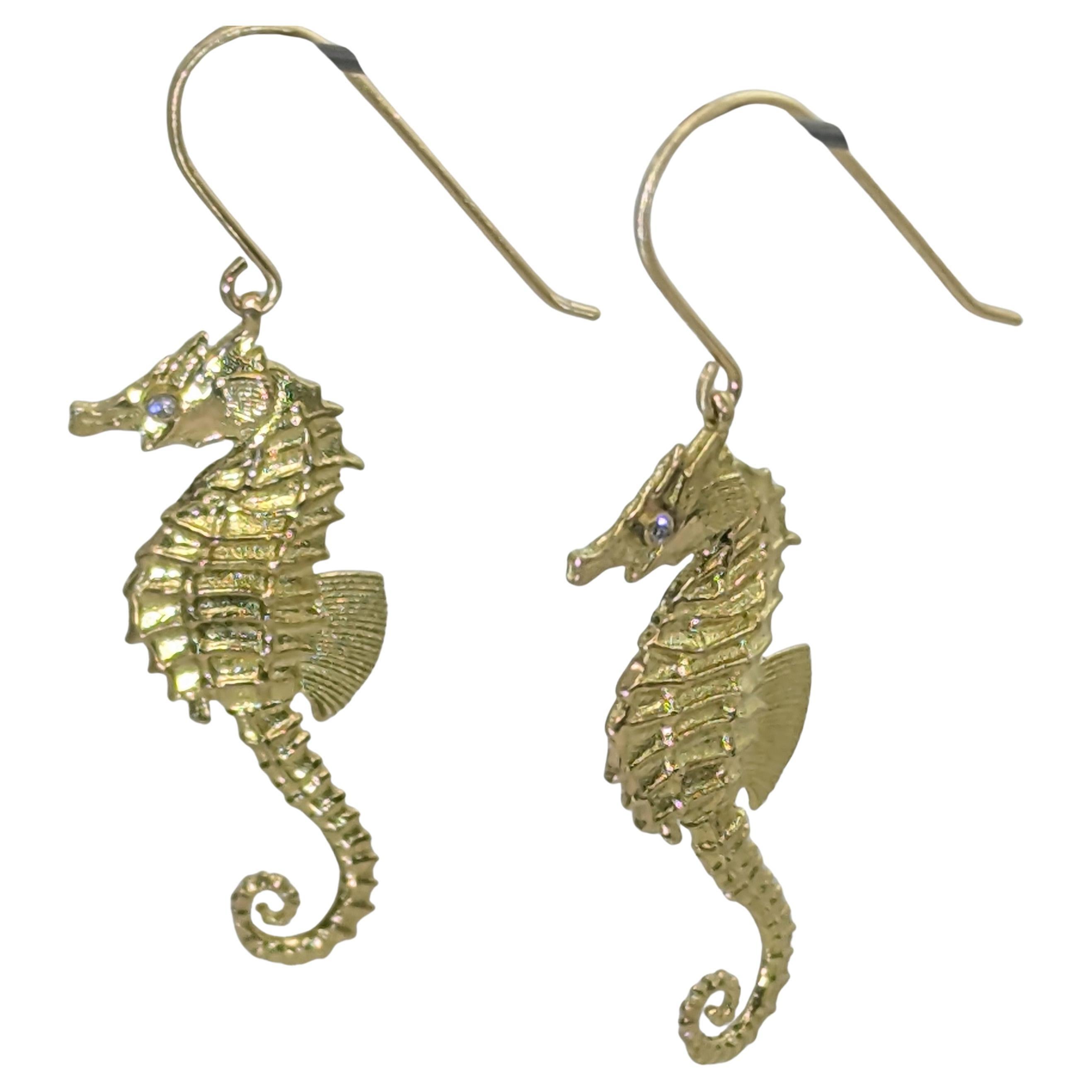 18 Karat Gelbgold Diamant Seepferdchen Ohrringe, Diese sind von Tiffany Designer gemeißelt,  Thomas Kurilla. Das Meer, wir müssen es lieben. Diese Seepferdchen sind tatsächlich lebensgroß.  Sie sind massiv und beidseitig geschnitzt. 30 mm lang mit